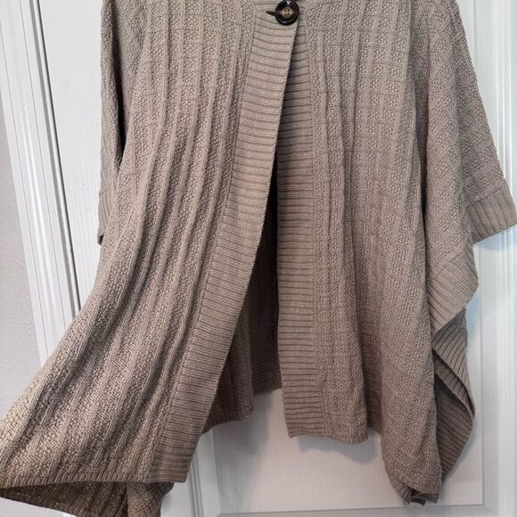 Chico’s Women’s Alice Button Capelet Poncho Sweater Size L/XL NWT Pale Taupe - Picture 5 of 7